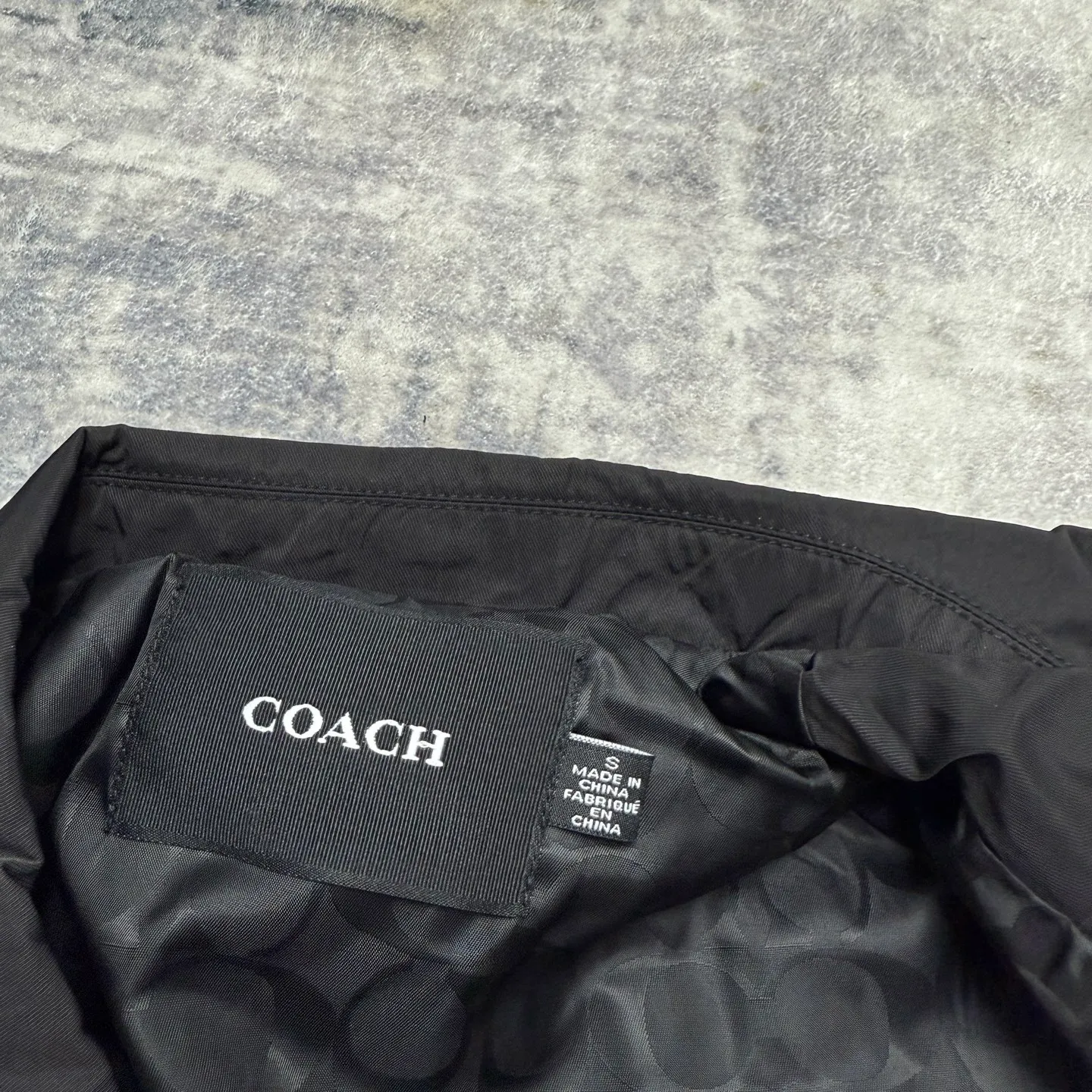 For new arrivals, Coach spring jackets for women. Prada has the same style, with low-key colors and a design with a bit of matte hardware. It has a proper sense of quality and the relaxed feeling of a city walk. At first glance, I am attracted by the fufu little coat. Very classic style. The hem has a closed design, so it can be easily matched with dresses, trousers and short skirts. The design of the short jacket can elongate the body proportions, and it can be worn perfectly with any combination. It is shipped from a trading company, and the quality is absolutely superb. A complete set of customer-supplied auxiliary hardware makes getting in and out of the cabinet stress-free. It can be used to keep wind and warm in early spring, and sunscreen can be used in summer. In autumn, it can be protected from wind. Can be worn from early spring to early autumn. Definitely a must-have for sisters 🤗🤗🤗 Color: Black Composition (polyester fiber) Size: S-L (loose and short version) S size: length 54CM, bust 120CM, shoulder width 49CM, sleeve length 56CM, reference weight 90-105 catties M size: length 56CM, bust 124CM, shoulder width 50CM, sleeve length 57CM Reference weight: 105-115 catties. Size L: length 58CM, bust 128CM, shoulder width 51CM, sleeve length 58CM. Reference weight: 115-130 catties